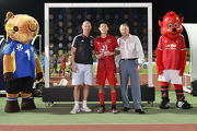 Club Chief Executive Officer Winfried Engelbrecht-Bresges (right) and Head of Manchester United Academy Nicky Butt (left) present the Outstanding Performance Award to the captain of HKFA U17 Academy team Sun Ming-him (centre). (19 August)