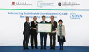 Director of the UN SDSN Professor Jeffrey Sachs (centre) presents SDSN Hong Kong Appointment Certificate to Deputy Chairman of The Hong Kong Jockey Club Anthony W K Chow (2nd left), Pro-Vice-Chancellor of CUHK Professor Fok Tai-fai (2nd right), Executive Director, Charities and Community of The Hong Kong Jockey Club Leong Cheung (1st left) and Pro-Vice-Chancellor of CUHK Professor Fanny Cheung (1st right).