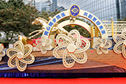 With the theme a?Striding On for Prosperitya?, the design of the Cluba?s float symbolises the Club striding on with the people of Hong Kong and to celebrate a promising year ahead. 