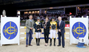 Club Chairman Dr Simon Ip (1st left), Club Chief Executive Officer Winfried Engelbrecht-Bresges (1st right) and Masters Grand Slam Ambassador Fernanda Ameeuw (middle) present prizes to the winners of the HKJC Race of the Riders, jockey Vincent Ho (2nd right) and HKJC Equestrian Team member Clarissa Lyra (2nd left).