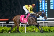 Southern Legend impressively wins the Kranji Mile (Singapore G1-1600m) with Zac Purton aboard.