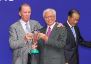 從練以來首次勝出海外一級賽的練馬師約翰摩亞亦於頒獎禮上接過其冠軍獎盃。