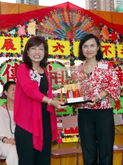 The Club's Head of Charities Projects Rhoda Chan (left) receives a souvenir from St Jamesa? Settlement Chief Executive Officer Cynthia Luk (right). Ms Chan hopes the Community Classroom: Jockey Club Programme on Heritage Preservation can provide the youngsters an opportunity to learn more about Hong Konga?s cultural legacy and actively participate in conserving and spreading the culture to the next generation.