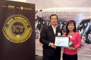 The Club's Head of Charities Projects Rhoda Chan (right) receives a souvenir from CACHe Chairman Stephen Chan (left).  She hopes citizens can cherish memories of the closed Kai Tak Airport through the precious photos and aviation exhibits.