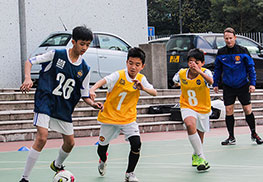曼聯足球學校總教練奧拜恩，專注地觀察著一眾年青球員在五人足球賽中的表現。奧拜恩認為香港足球場的空間限制有助磨練球員的技術，同時對他們的耐力亦相對有較高要求。