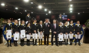Club Deputy Chairman and President of Hong Kong Equestrian Federation Dr Simon S O Ip (right 6) joins Club Chief Executive Officer Winfried Engelbrecht-Bresges (right 5) and members of the 2014/15 JETS for a photo after the ceremony.