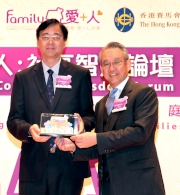 Photo 3/4: <br>
Club Steward Anthony W K Chow (right) presents souvenirs to Chairman of the Family Council Professor Daniel Shek (photo 3, left) and Chairman of Kwun Tong District Council Bunny Chan (photo 4, left). 
