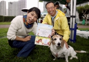 Legislative Councillor Claudia Mo (left) and her dog receive a certificate from the Club's Executive Director of Corporate Affairs Kim Mak (right) after taking part in the Dog Walkathon.