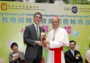The Cluba?s Executive Director, Charities, Douglas So (left) receives a souvenir from His Eminence Cardinal John Tong Hon (right).

 

