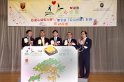 Club Chairman T Brian Stevenson (2nd right), Secretary for Food and Health Dr Ko Wing-man (centre), Hong Kong College of Cardiology President Dr Chris Wong (2nd left) and President-Elect Dr Chan Kam-tim (1st left) and Tam Koon-che (1st right), Principal Education Officer (Curriculum Development) of the Education Bureau, officiate at the launching ceremony of the Jockey Club a?Heart-safe Schoola? Project.