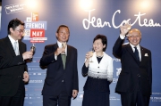 Club Deputy Chairman Dr Simon S O Ip (2nd left), the Minister of Foreign Affairs of France Laurent Fabius (1st right), Chief Secretary for Administration Carrie Lam (2nd right) and Association Culturelle France-Hong Kong Chairman Dr Andrew Yuen (1st left).
