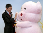 The Cluba?s Executive Director, Charities, Douglas So and McDull.
