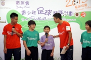 The Programmea?s ambassadors Yip Tsz-chun (1st left) and Chan Pak-hang (2nd right) and young footballers share their passion about the sport.
