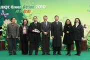 Chief Executive Officer of the Green Council Linda Ho (2nd from right) presents the Silver Award in the Green Purchaswi$e category of the Hong Kong Green Awards 2010 to the Club!|s Executive Director of Finance Paulus Lee and representatives of the Club!|s Procurement and Administration Department.
