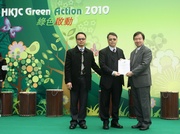 Deputy Director of Environmental Protection Benny Wong presents a certificate to representatives of the Club!|s Property Department, marking the Club's success in gaining an !Energywi$e Label!L under the Hong Kong Awards for Environmental Excellence.