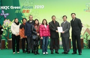 Deputy Director of Environmental Protection Benny Wong presents a certificate to the Club!|s Executive Director of Information Technology Sunny Lee (1st from right) and Club staff, marking its achievement of a !Wastewi$e Label!L under the Hong Kong Awards for Environmental Excellence.