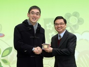 The Club!|s Executive Director of Charities Douglas So (left) receives a souvenir from General Secretary of Hong Chi Association Aldan Kwok (right) who thanks the Club for supporting their Glass Bottle Recycling Campaign.