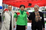 The Club's Executive Director of Corporate Affairs Kim Mak (left), legislator The Hon Audrey Eu (centre) and food columnist Eric Wong (right) ring the Christmas bells to mark the start of the Green Cooking Competition final.