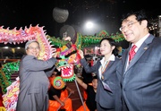 Club Steward Dr Eric Li Ka Cheung (left) joins Director of Leisure and Cultural Services Betty Fung (2nd from right) and Vice Chairman of the 3rd Hong Kong Games Organising Committee William Tong (1st from right) perform the eye-dotting ceremony.