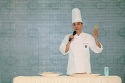 Chef Lam Wan-fai, Executive Chef (Racecourse-Chinese) of the Club introduces to visitors the shark-fin-free banquet menu specially designed by the Club.

