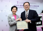 Club Steward Dr Donald K T Li (right) receives a souvenir from Hong Kong Breast Cancer Foundation Founder Dr Polly Cheung. Dr Li says the Club is delighted to support the establishment of the Breast Health Centre to promote breast health, provide screening and assessment services as well as enhance public awareness of breast cancer.