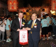 Tai Hang Residentsa? Welfare Association Chairman Ho Choi-chiu (right) presents a souvenir flag to Jockey Club Chief Executive Officer Winfried Engelbrecht-Bresges (left).