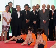 圖四/五:香港賽馬會董事李家祥博士(右三)聯同行政長官曾蔭權先生(左二)、大樓重建委員會會長鍾逸傑爵士(右二)、中聯辦副主任周俊明先生(左三)等嘉賓於體操武術館欣賞小運動員的演出。