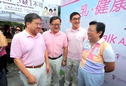 Club Steward Dr Donald Li (2nd from left) pictured with the Cluba?s Executive Director, Charities, Douglas So (2nd from right); Hong Kong Breast Health Cancer Foundation Honorary President Dr Rita Fan (1st from right) and Hospital Authority Chairman Anthony Wu (1st from left).