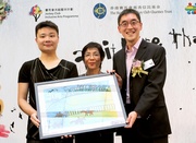 The Cluba?s Executive Director, Charities, Douglas So (right) receives a souvenir from ADA chairperson Ida Lam (centre) to express his gratitude for the Cluba?s support to the promotion of social integration through arts activities.  The painting was drawn by disabled artist Lee Sai-ho (left).