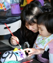 Photos 10 and 11: <br>
Participants prepare hand-made gifts for their family members by making their own crafts at DIY workshops.