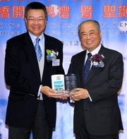 Jockey Club Steward Sir C K Chow (right) receives a souvenir from Hong Kong Red Cross Special Education and Rehabilitation Service Governing Committee Chairman Allen Yam (left).