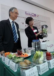 Photos 3/4/5: <br>
FAMILY Project Principal Investigator Prof T H Lam (Photo 3, left) and Co-Investigator Prof Sophia Chan (Photo 3, right) demonstrate a few simple steps to make healthy fruit juices with Jockey Club Executive Manager, Charities, Imelda Chan (Photo 4, 1st left).