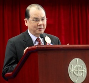 Secretary for Labour and Welfare Matthew Cheung Kin-chung praises the Club for its human resources efforts and support to its staff in realising the benefits of lifelong learning. 