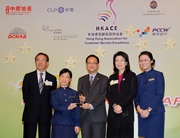 The Cluba?s District Manager Louis Lee (centre) together with the Quarry Bay Branch team, collect the silver team award in the Counter Service category, presented by James Tien, Chairman of Hong Kong Tourism Board (1st from left) and Quince Chong, Chairman of the Hong Kong Association for Customer Service Excellence (2nd from right). 