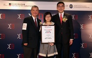 Aster Shin (centre) receives an award from the Cluba?s Executive Director, Charities, Douglas So (right) and HKIFFS Board Member Fred Wang (left) to acknowledge her more than 100 service hours for HKIFF.