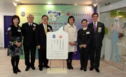 Club Steward Dr Donald K T Li (3rd left) and the Cluba?s Executive Director, Charities, Douglas So (1st right) join Assistant Director of Health (Family & Elderly Health Services) Dr Shirley Leung (3rd right), The Hong Kong Institute of Education Acting President Professor Cheng Yin-cheong (2nd left), FPA Chairperson Lina Yan (2nd right) and Executive Director Dr Susan Fan (1st left) at the Opening Ceremony of the FPA Jockey Club Youth Zone.