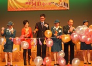 The Cluba?s Executive Director, Charities, Douglas So (3rd left), Yau Tsim Mong District Officer Vicki Kwok ( 2nd left), The Hong Kong Girl Guides Association Chief Commissioner Josephine Pang (1 st left), Deputy Chief Commissioner Silkie Lee (3rd right), Honorary Vice President Chao King Lin (2nd right) and other guests perform the opening ceremony of the talent show.