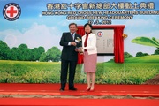 Club Chairman T Brian Stevenson (left) receives a souvenir from HKRC President Selina Tsang (right). 