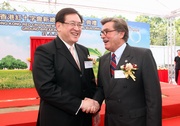 Club Chairman T Brian Stevenson (right) and Secretary for Food and Health Dr York Chow (left).