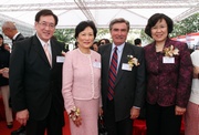Club Chairman T Brian Stevenson (2nd right), Vice President of Red Cross Society of China Hao Linna (1st right), Secretary for Food and Health Dr York Chow (1st left) and HKRC Deputy Chairman Patricia Ling (2nd left).