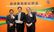 Executive Council Non-official Member Dr Leong Che-hung (right) and Elderly Commission Chairman Professor Alfred Chan (left) present the lucky draw prize to President of City University of Hong Kong Professor Way Kuo (centre).