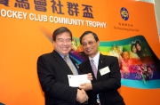 Chairman of Hospital Authority Anthony Wu (left) presents the lucky draw prize to Chairman of SAHK Professor Leung Nai Kong (right).