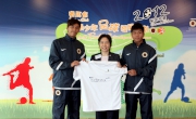 The Cluba?s Executive Manager, Charities, Florine Tang (centre) receives a jersey from the Programmea?s ambassadors Tsang Kam-to (left) and Lau Cheuk-hin (right).