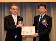 Club Steward Anthony W K Chow (left) presents a souvenir to Permanent Secretary for Home Affairs Raymond Young (right).