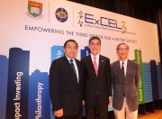 The Cluba?s Executive Director, Charities, Douglas So (centre), HKU Vice-Chancellor Professor Lap-Chee Tsui (left) and Pro-Vice-Chancellor Professor S P Chow (right).