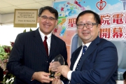 Club Steward Dr Donald K T Li (right) receives a souvenir from Our Lady of Maryknoll Hospital Chairperson of Hospital Governing Committee Lester Huang (left).  Dr Li says the Club is delighted to support the Our Lady of Maryknoll Hospital to improve its medical equipment and services for residents. 