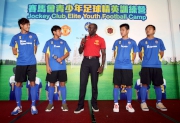 Manchester United legend Dwight Yorke (centre) with four local young players Tsang Kam-to (1st left), Lau Cheuk-hin (2nd left), Chan Pak-hang (2nd right) and Ngan Lok-fung (1st right).