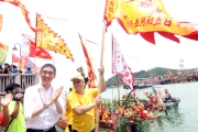 The Cluba?s Executive Director, Charities, Douglas So (left) presents a flag to the representative of Hop Sim Tong (right), one of the fishermena?s associations in Tai O.