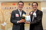 The Cluba?s Executive Director, Charities, Douglas So (left) receives a souvenir from the Chairman of the Samaritan Befrienders Hong Kong Wong Yao Wing (right).