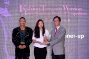 Hong Kong Polytechnic University President Professor Timothy Tong (right) presents the award to the second runner-up Jenny Chui (centre). 